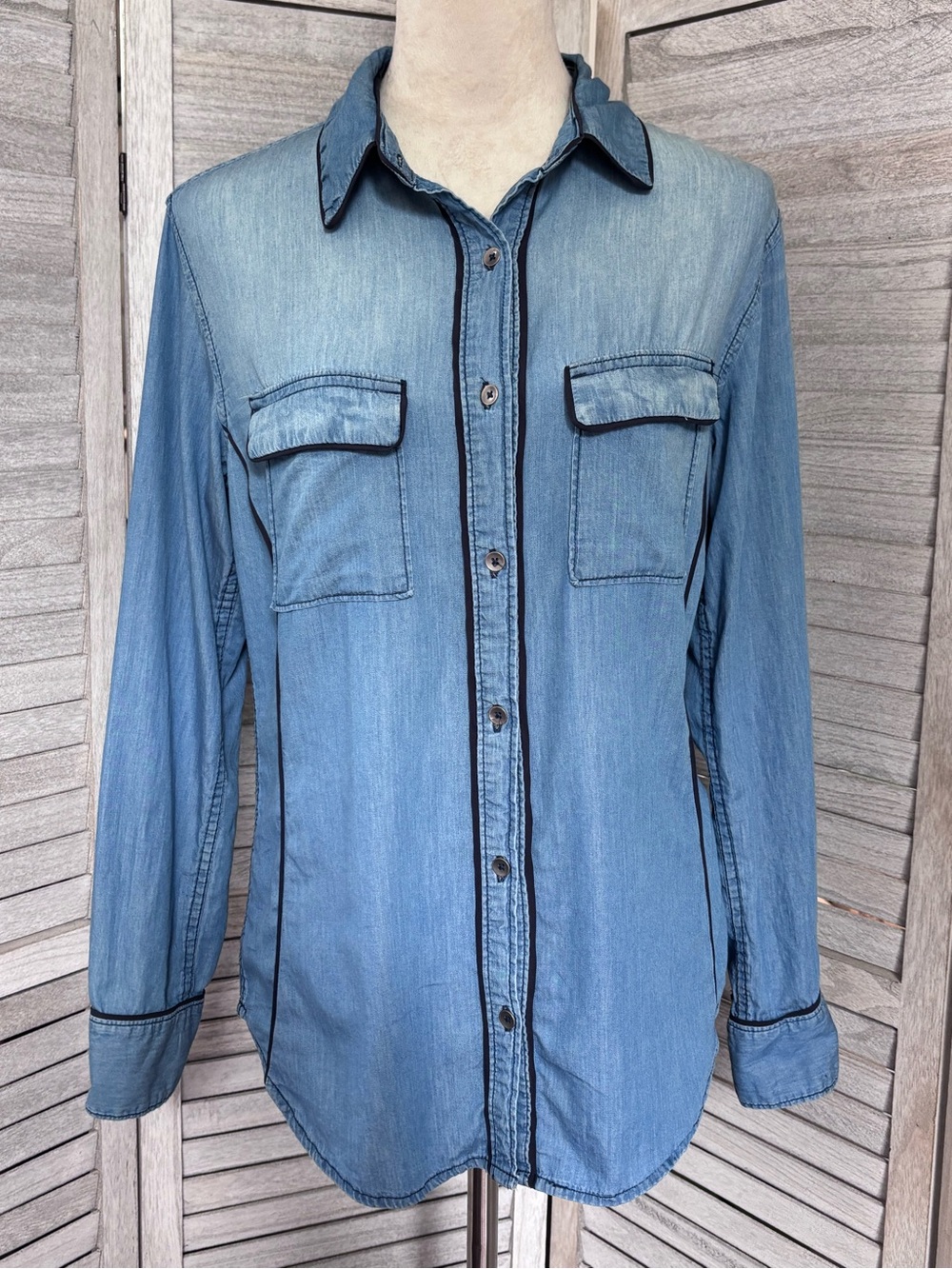 Lee Riders Shape Illusions Light Wash Denim Chambray ButtonDown Shirt SZ MEDIUM